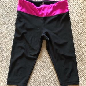 NWOT VELOCITY CROPPED LEGGINGS
